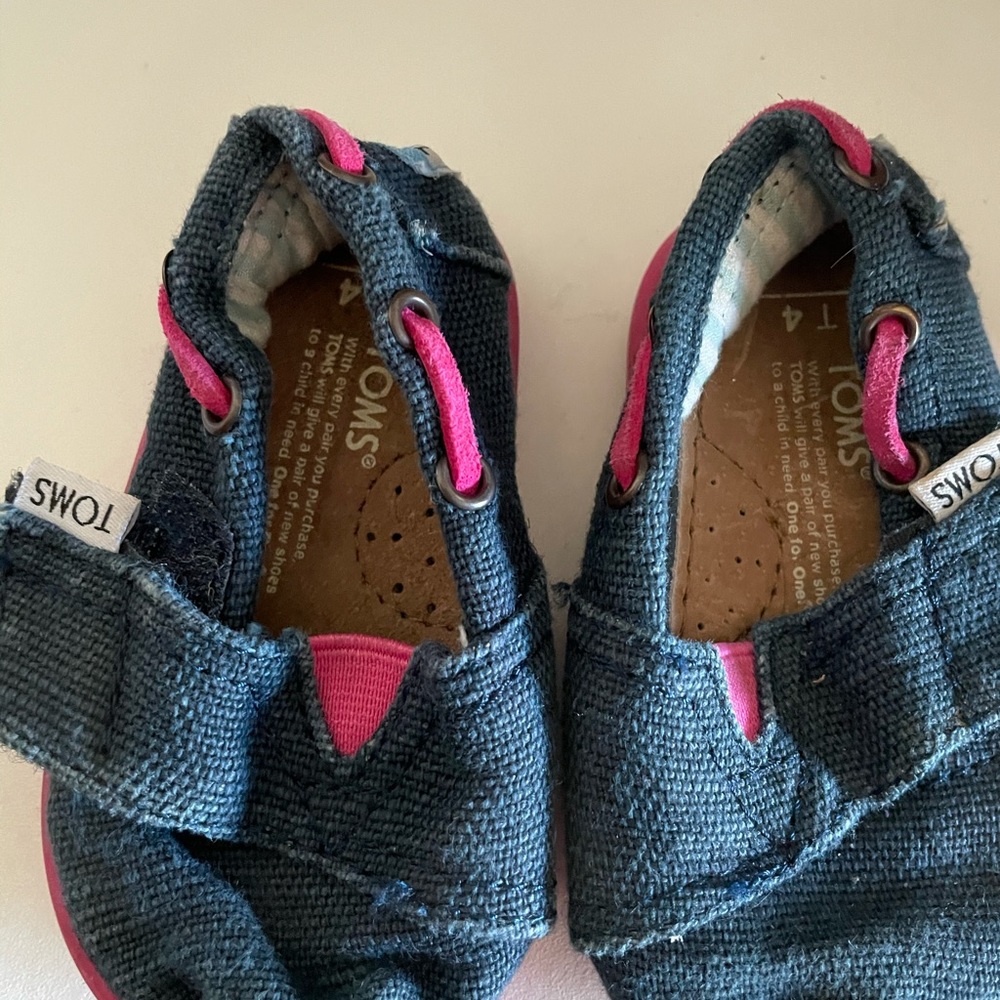 Tom’s size 4 toddler shoes